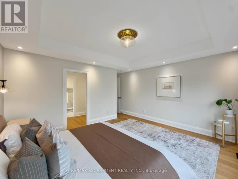 260 Kent Crescent — photo 25 of 40