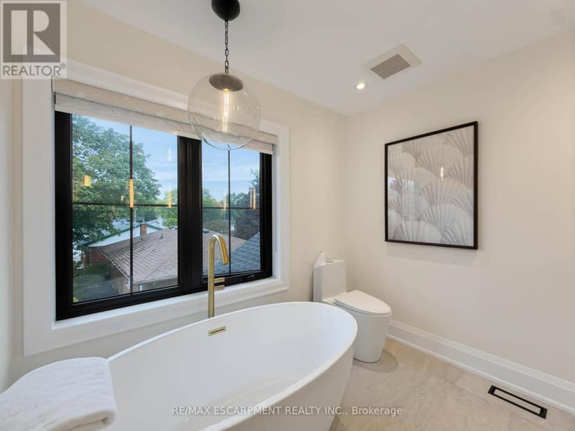 260 Kent Crescent — photo 29 of 40