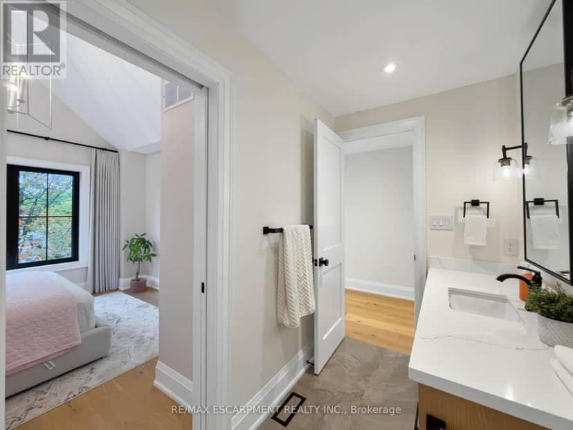 260 Kent Crescent — photo 32 of 40