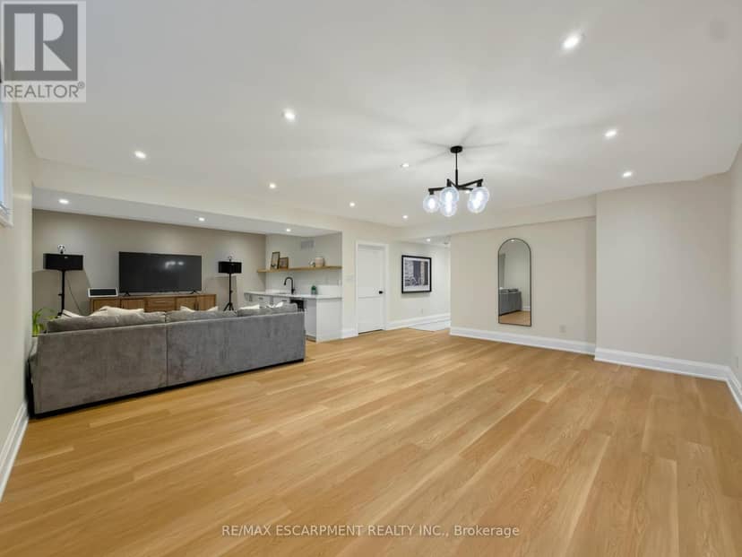260 Kent Crescent — photo 38 of 40