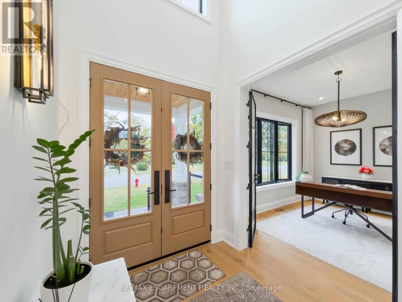 260 Kent Crescent — photo 4 of 40