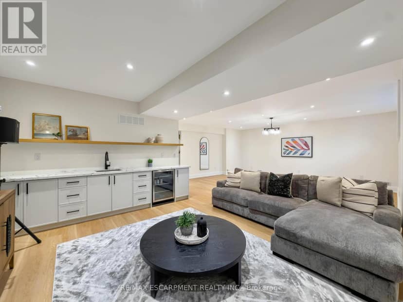 260 Kent Crescent — photo 40 of 40