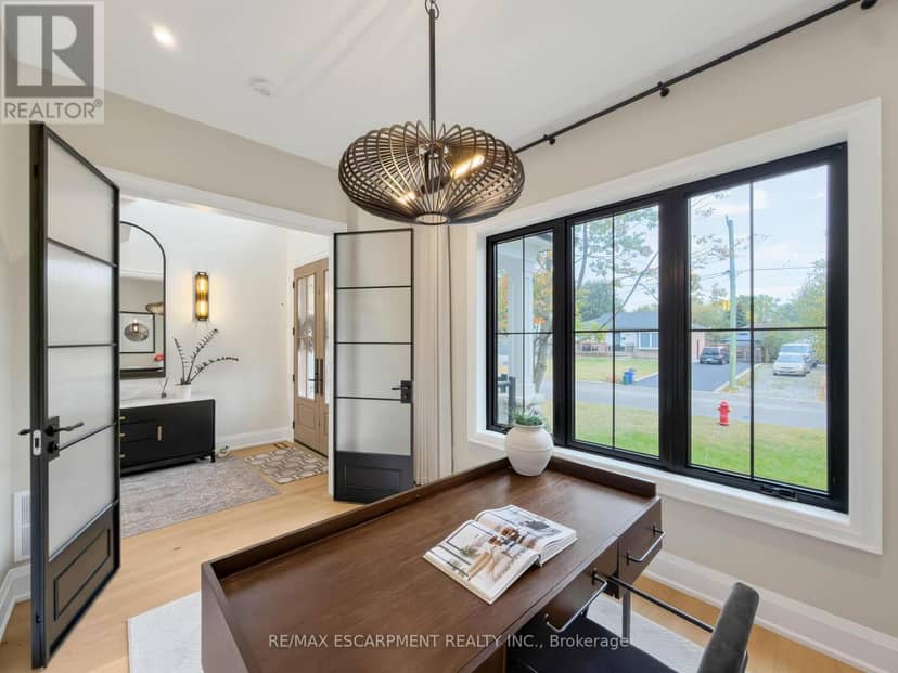 260 Kent Crescent — photo 6 of 40