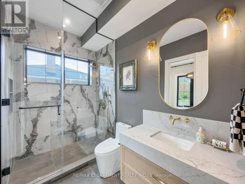 260 Kent Crescent — photo 7 of 40