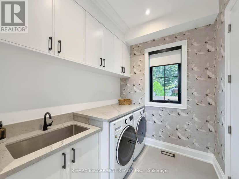 260 Kent Crescent — photo 8 of 40