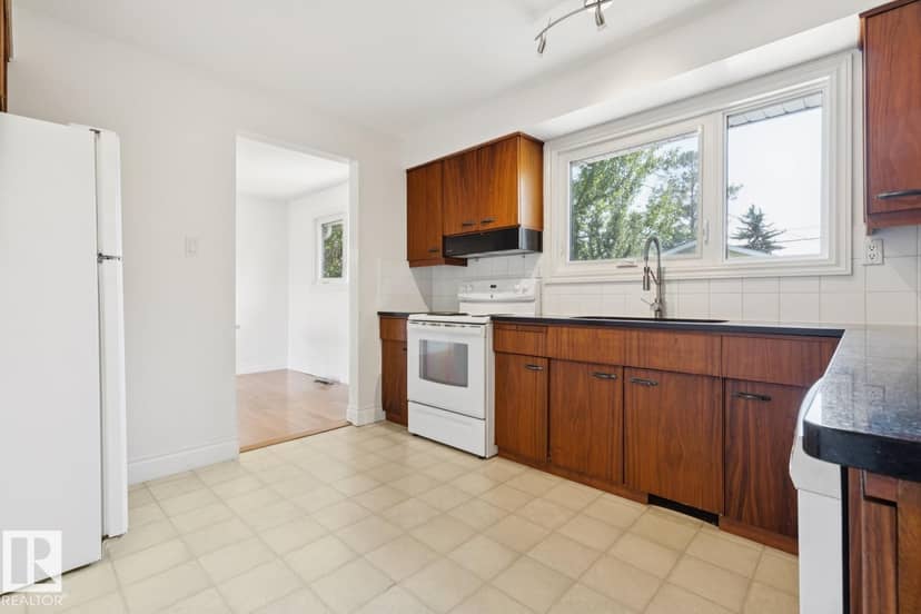 11519 42 AV NW — photo 11 of 40