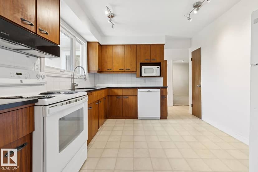 11519 42 AV NW — photo 10 of 40
