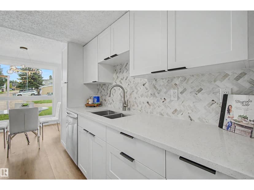 215 Grandin Vg — photo 9 of 35
