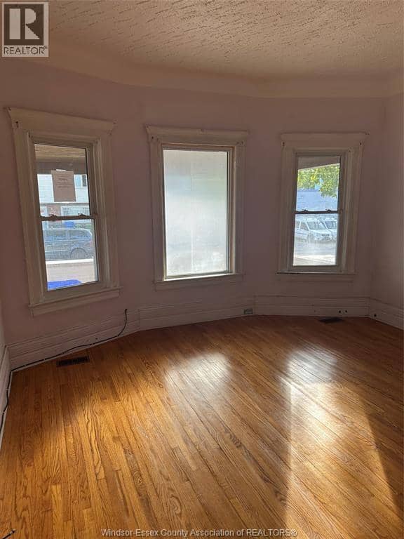 547 Pierre Avenue — photo 2 of 5