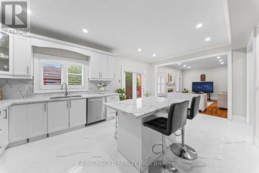16 Regis Circle — photo 10 of 37
