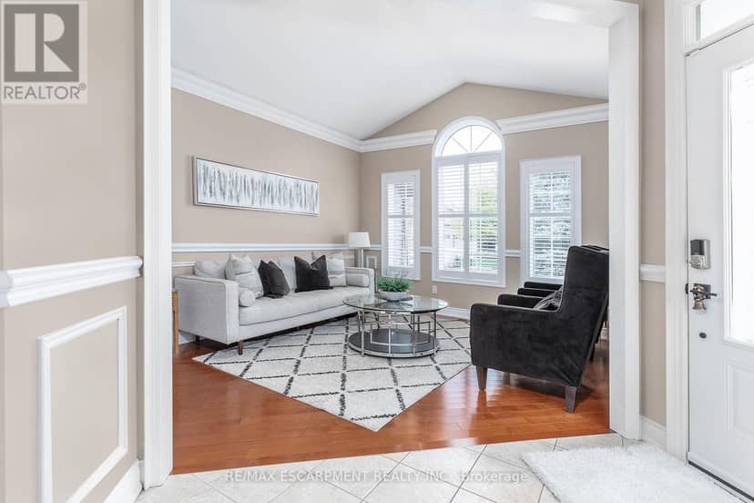 151 Moore Crescent — photo 4 of 40