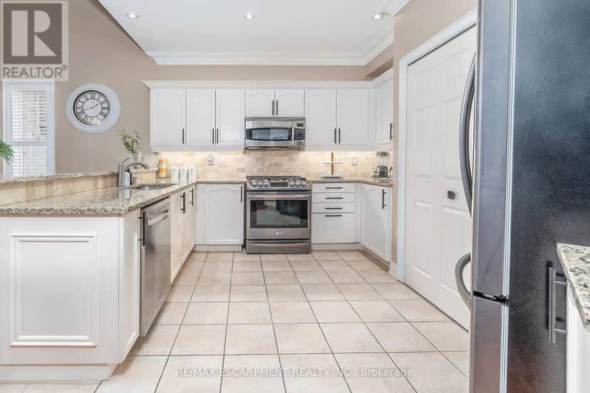 151 Moore Crescent — photo 7 of 40
