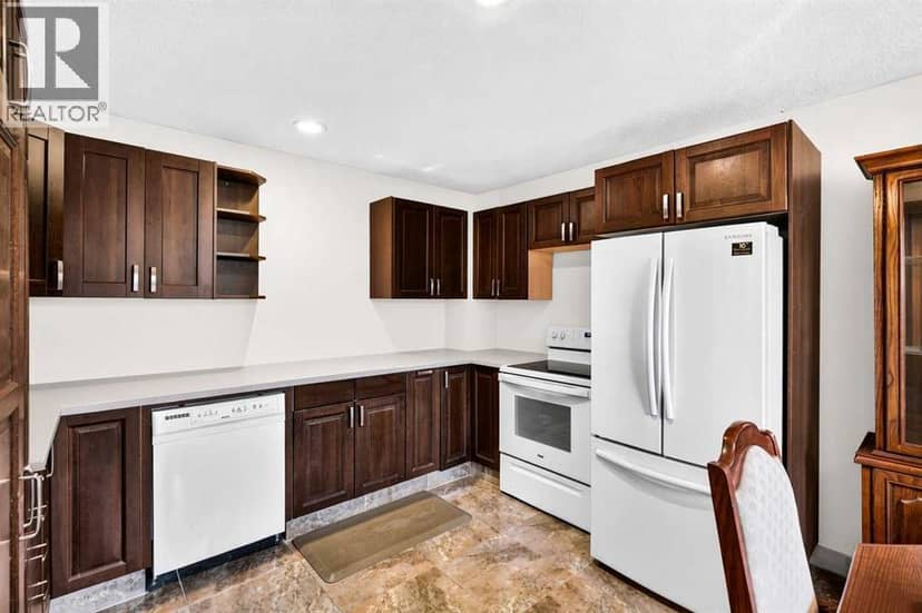 4726 44 Avenue NE — photo 13 of 38