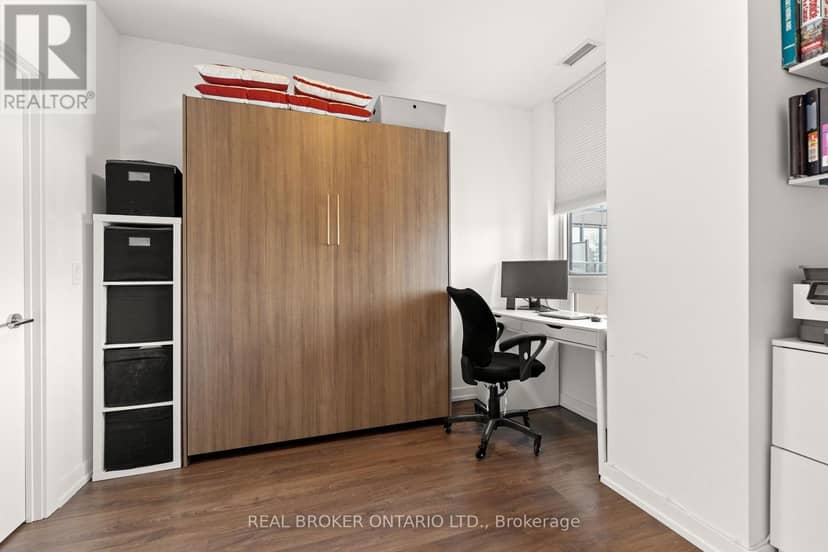 317 - 15 Wellington Street — photo 10 of 38