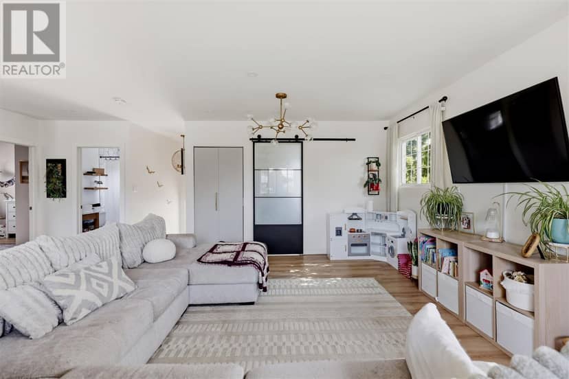 282 Spadina AVE — photo 4 of 34