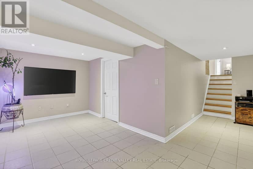 41 Staveley Crescent — photo 37 of 40