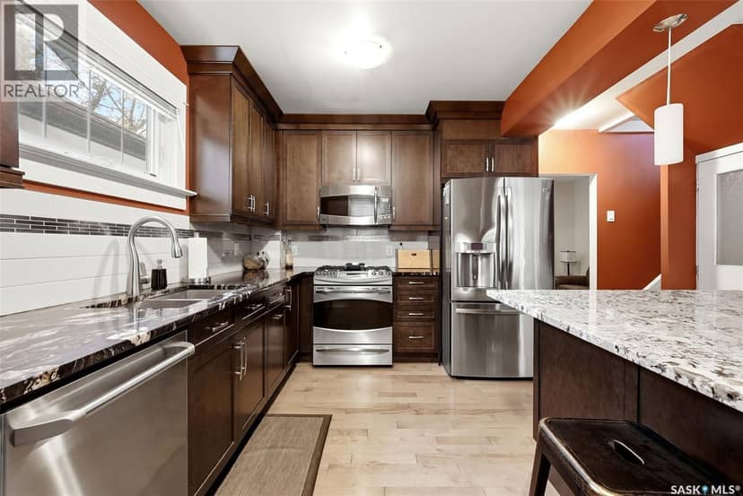 2257 Elphinstone STREET — photo 9 of 25