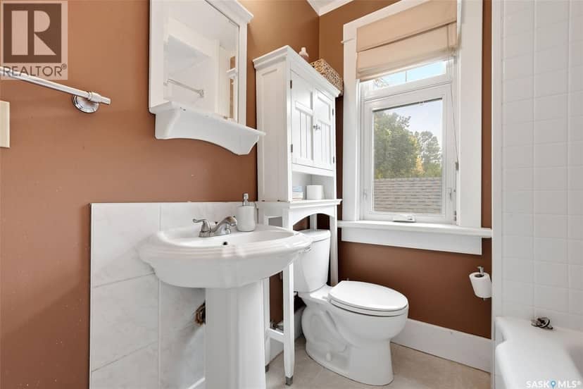 2257 Elphinstone STREET — photo 16 of 25