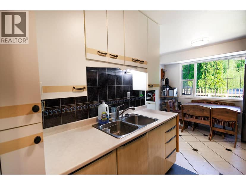 4523 GRAHAM AVENUE, Terrace, photo 2