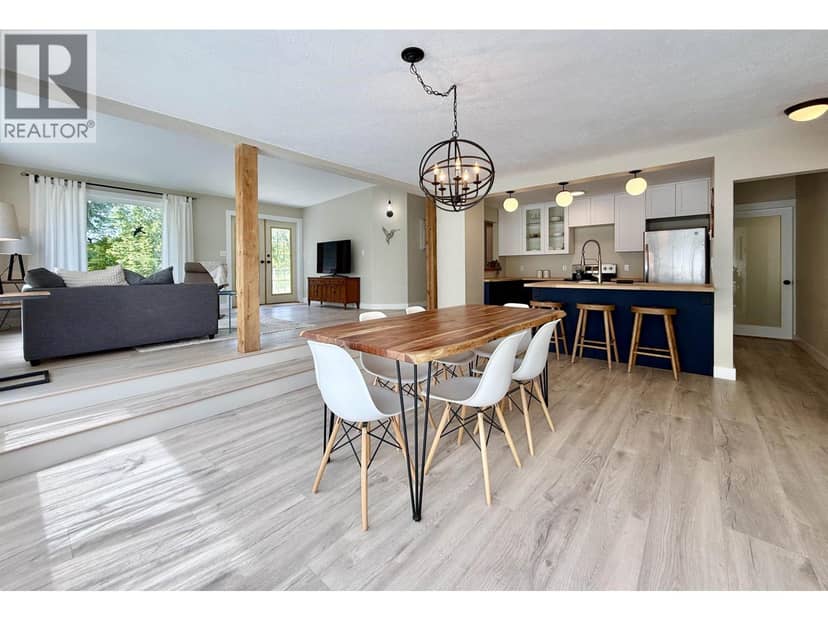 6376 SUNSHINE COAST HIGHWAY, Sechelt