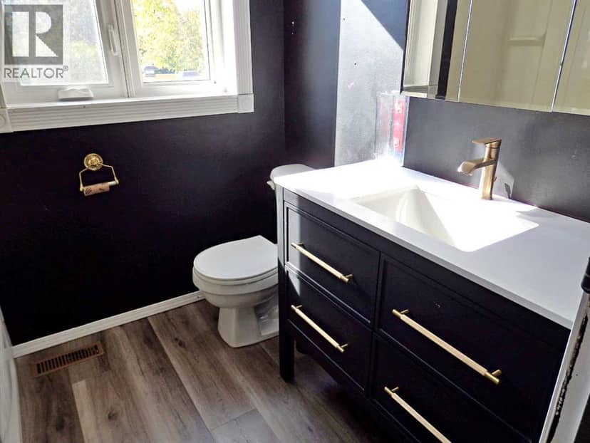 5819 51 Avenue — photo 17 of 32