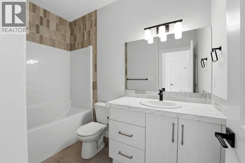 41 Emmett Crescent — photo 13 of 31