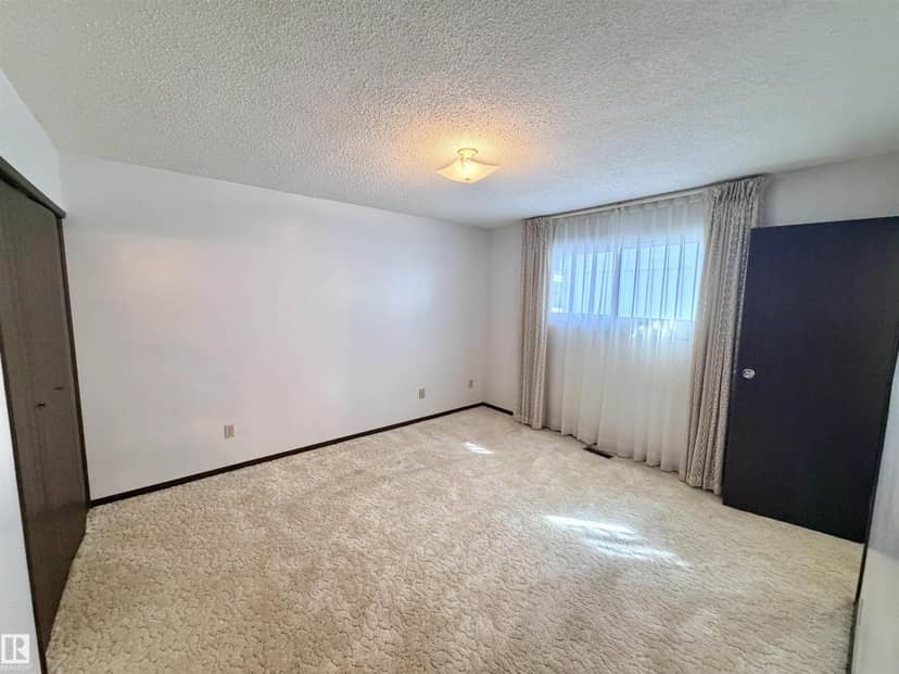 5233 49 AV — photo 14 of 36