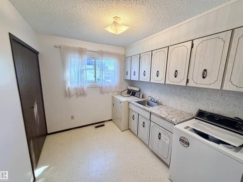 5233 49 AV — photo 18 of 36