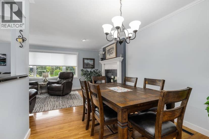 328 19 Street NE — photo 9 of 36