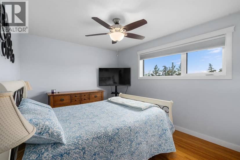 328 19 Street NE — photo 18 of 36