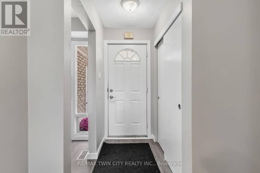 104 Ralgreen Crescent — photo 4 of 33