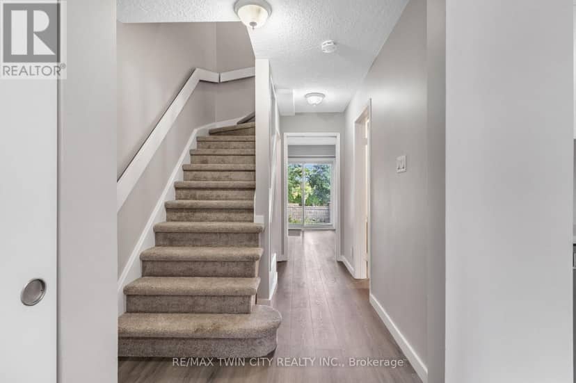 104 Ralgreen Crescent — photo 5 of 33