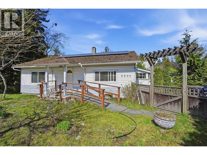 5689 PORPOISE BAY ROAD, Sechelt