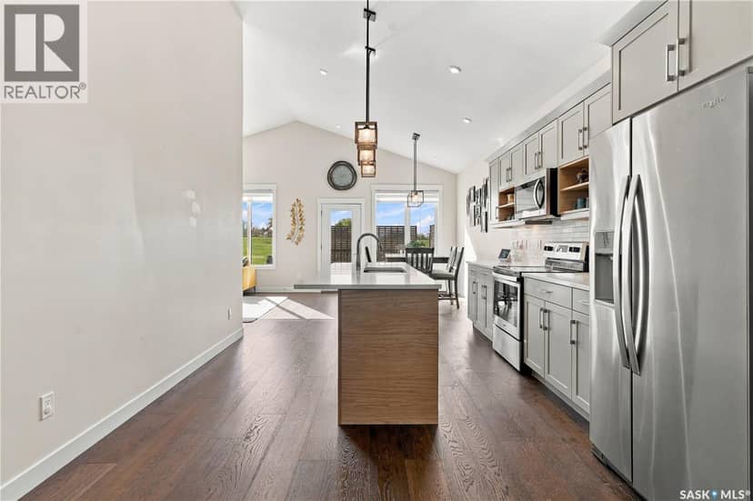 310 Burgess CRESCENT — photo 5 of 40