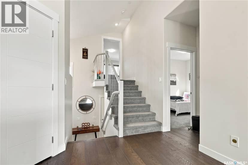 310 Burgess CRESCENT — photo 4 of 40