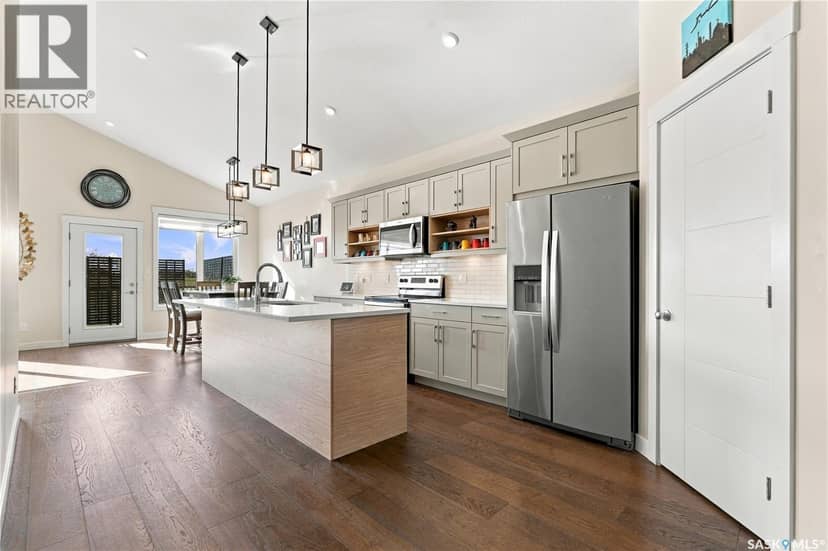 310 Burgess CRESCENT — photo 6 of 40