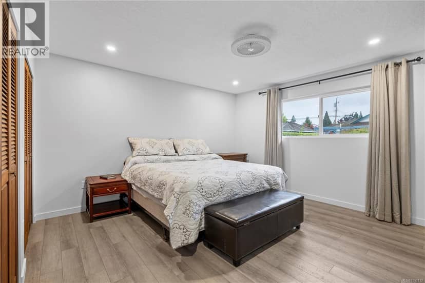 1350 Greenwood Way — photo 32 of 40