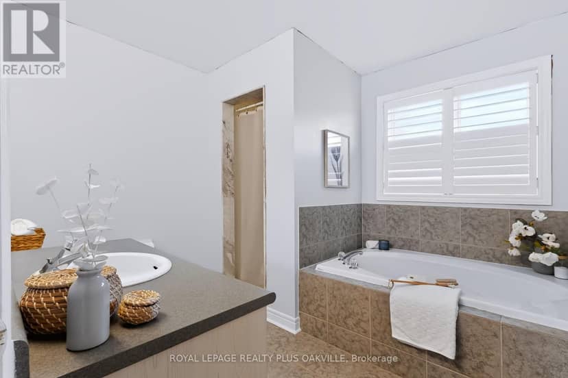 2254 Dunforest Crescent — photo 32 of 40