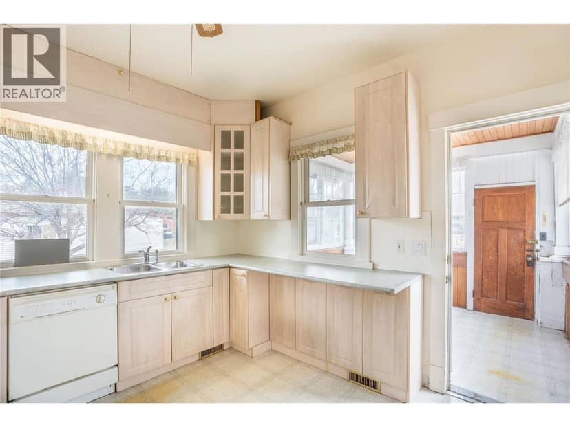 14207 Victoria Road N, Summerland, photo 8