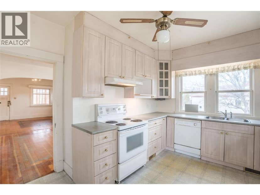 14207 Victoria Road N, Summerland, photo 4