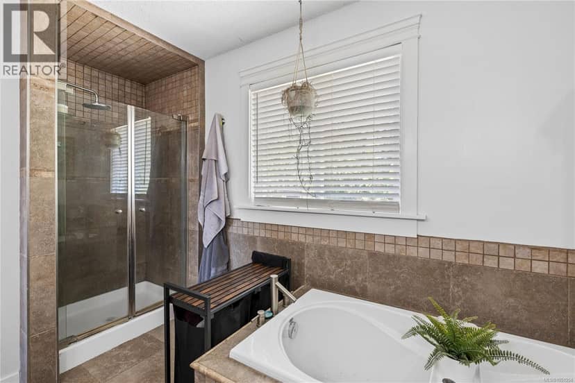 885 Glenhale Cres — photo 9 of 40
