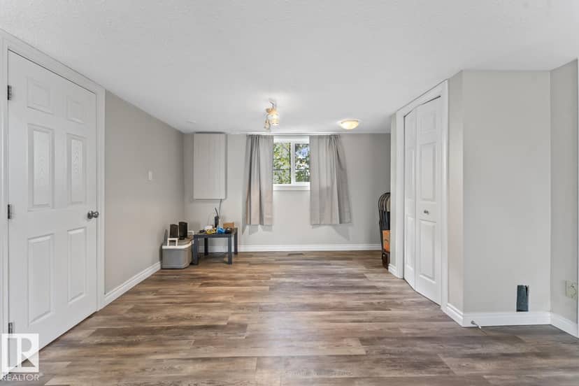 3920 52 AV — photo 21 of 30