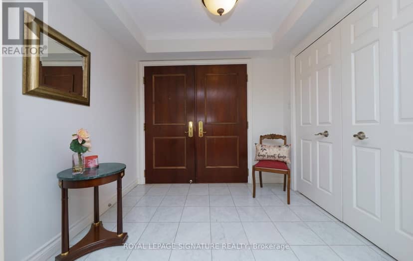 216 - 215 The Donway West W, Toronto, photo 2