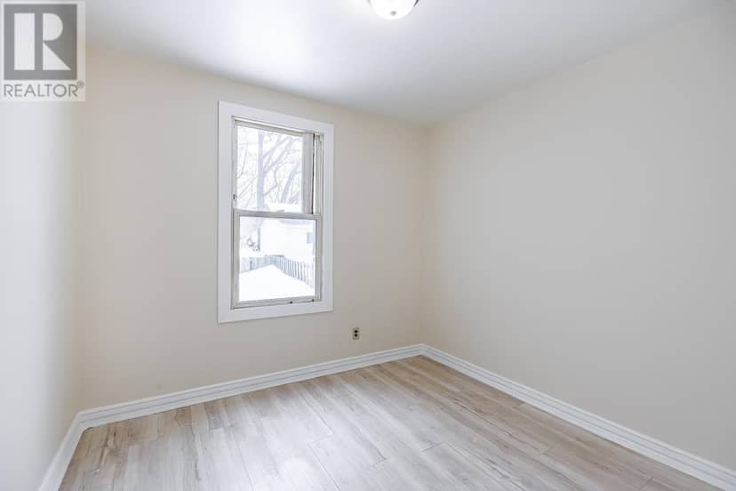 340 Wellington ST — photo 8 of 21