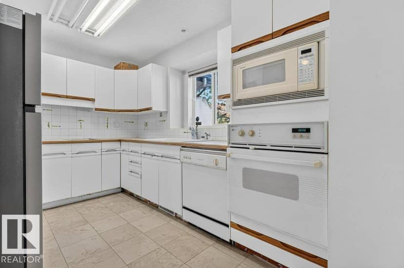 11412 102 AV NW — photo 10 of 38