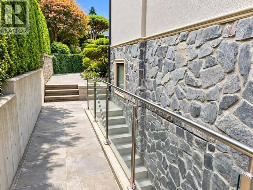 basement 848 ROSLYN BOULEVARD, North Vancouver, photo 3