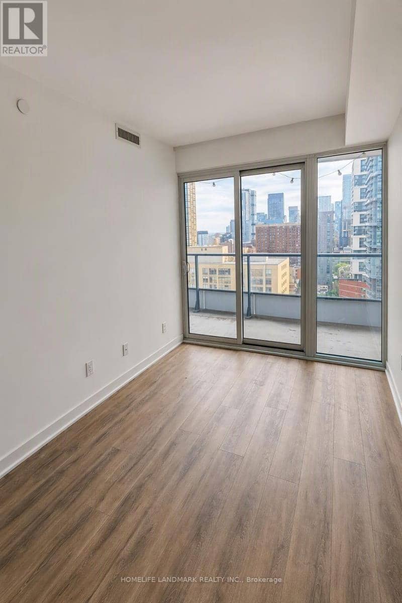 2117 - 85 Wood Street — photo 3 of 21