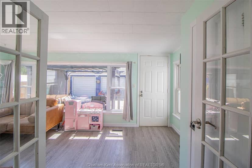16 Sheldon AVENUE — photo 14 of 40