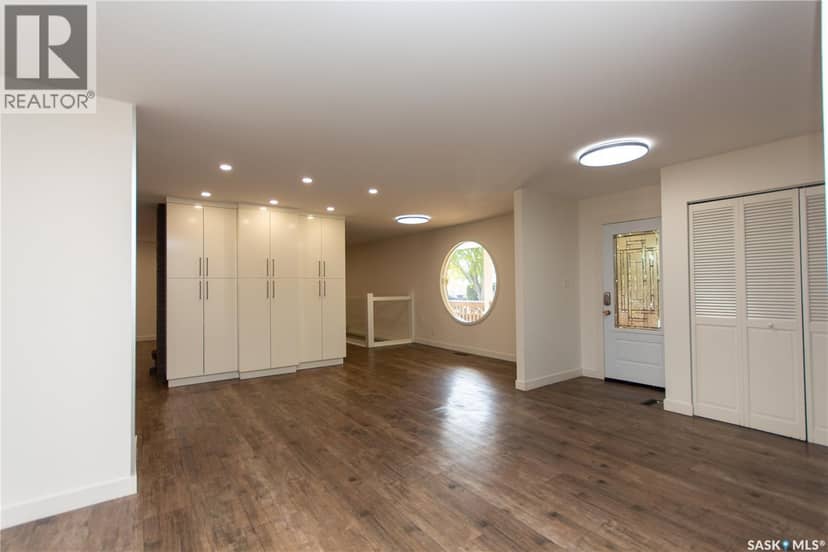 10710 Meighen CRESCENT — photo 2 of 40