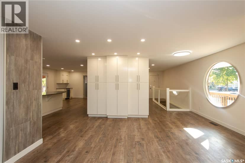 10710 Meighen CRESCENT — photo 4 of 40